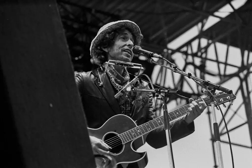 50 Inspiring Bob Dylan Quotes On Music & Life
